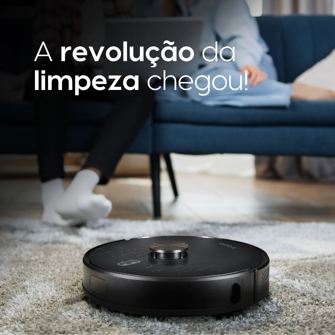 Robô aspirador ropo Smart Laser aspirando um tapete Robô aspirador ropo Smart Laser aspirando um tapete